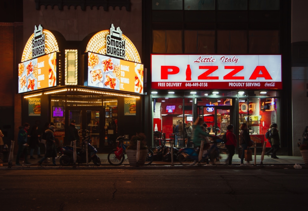 sitios web para pizzerias personalizados, pizzeria en la calle 